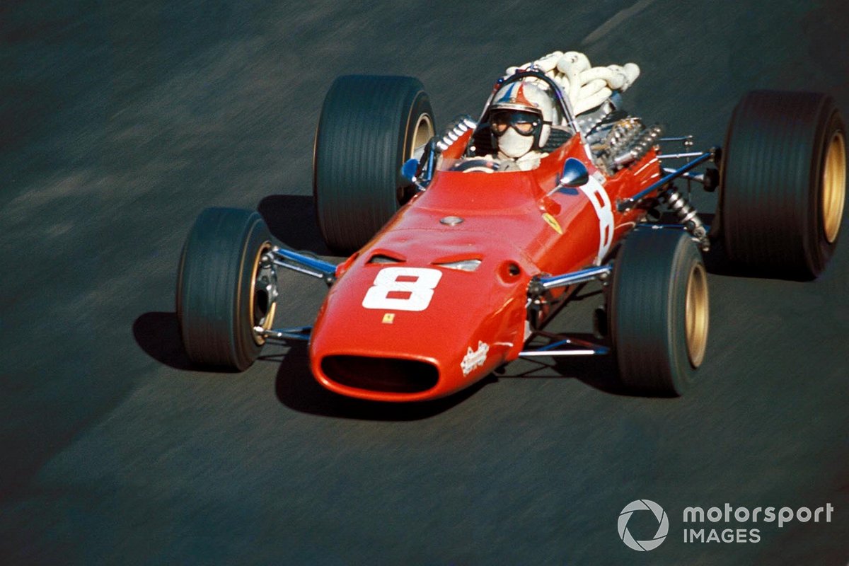 А вот для Ferrari – единственной команды, которая существовала для итальянских тифози – сезон складывался скверно. Новый мотор V12, переделанный из движка для спорткара, вышел тяжелым и не слишком мощным. Вдобавок, в Монако попал в смертельную аварию Лоренцо Бандини, в Спа разбился Майк Паркс…