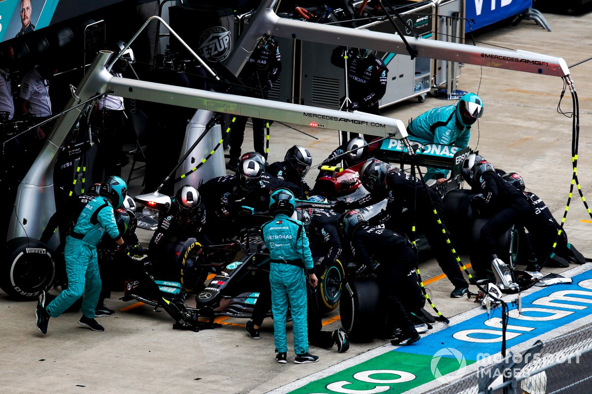 Valtteri Bottas, Mercedes W12, pit stop