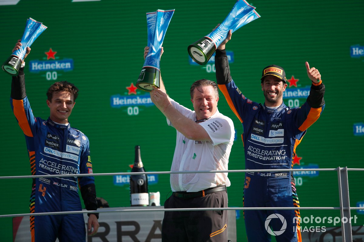 Podio: ganador Daniel Ricciardo, McLaren, segundo lugar Lando Norris, McLaren, Zak Brown, CEO de McLaren Racing