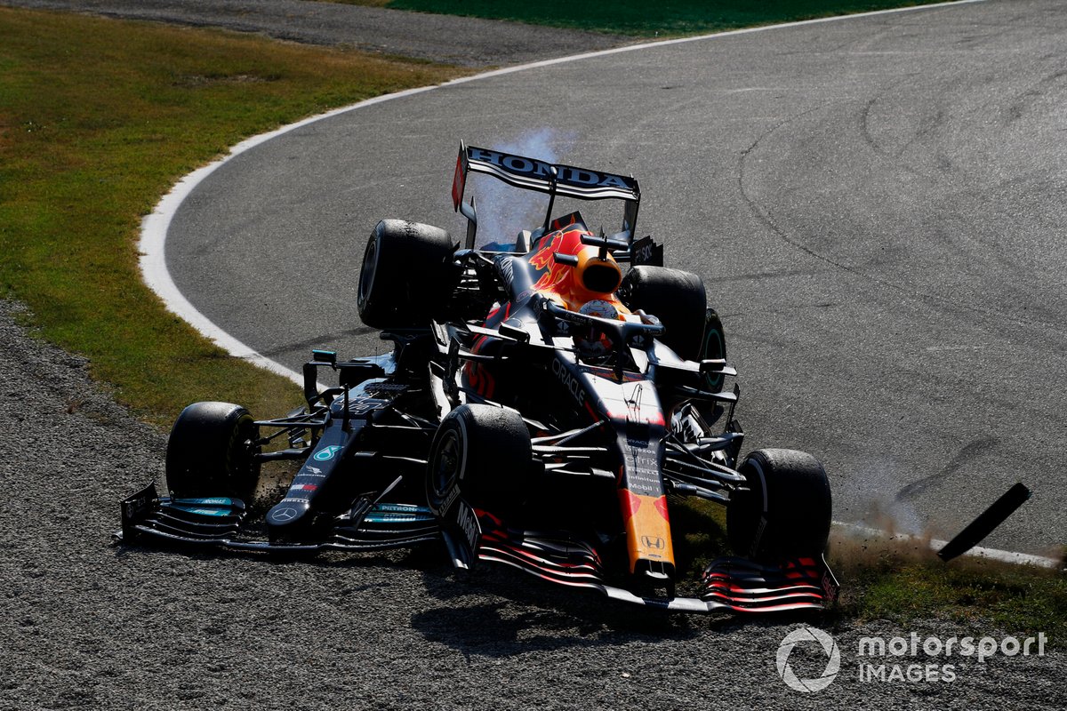 L'incidente tra Lewis Hamilton, Mercedes W12, e Max Verstappen, Red Bull Racing RB16B alla prima variante