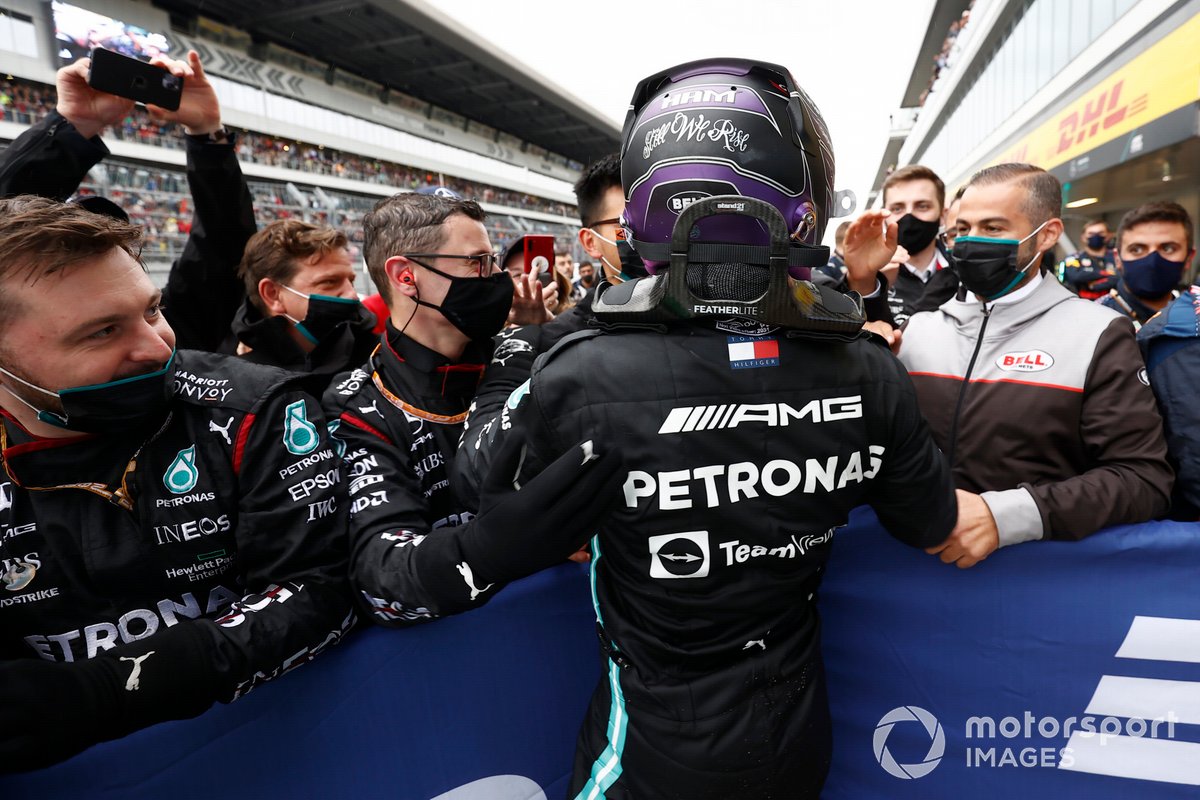 Lewis Hamilton, Mercedes, 1a posizione, festeggia con la sua squadra