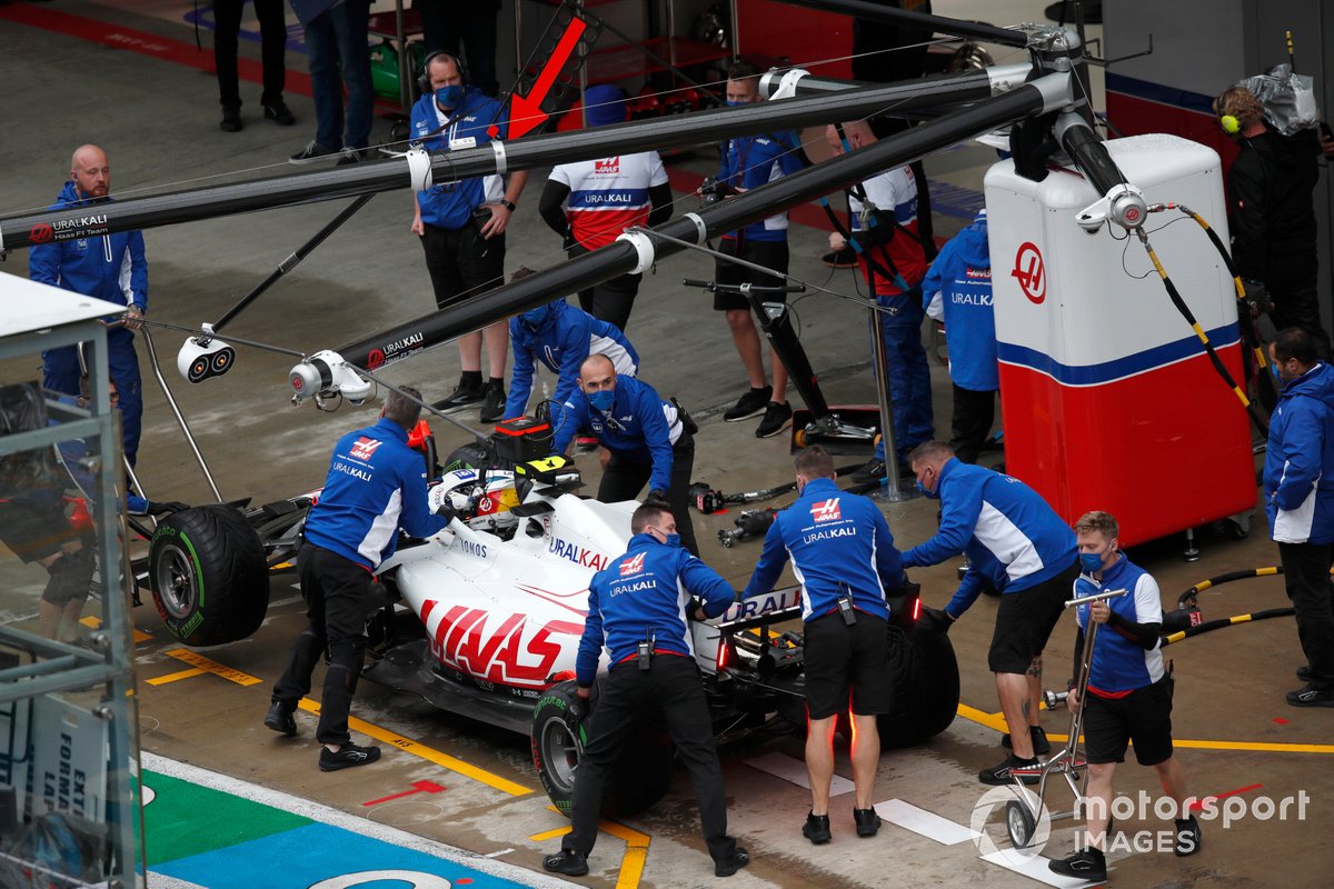 Mick Schumacher, Haas VF-21, in pit lane con i meccanici