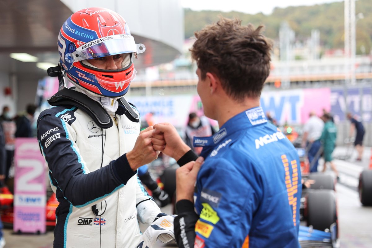 George Russell, Williams, felicita a Lando Norris, McLaren gador de la pole
