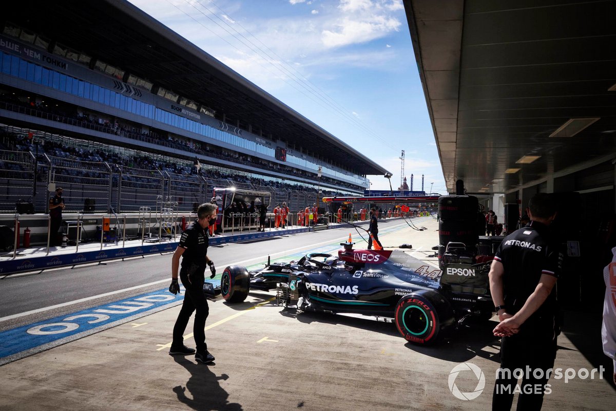 Lewis Hamilton, Mercedes W12, lascia il garage
