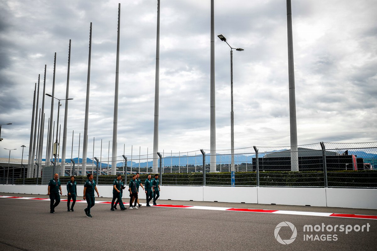 Sebastian Vettel, Aston Martin, camina la pista