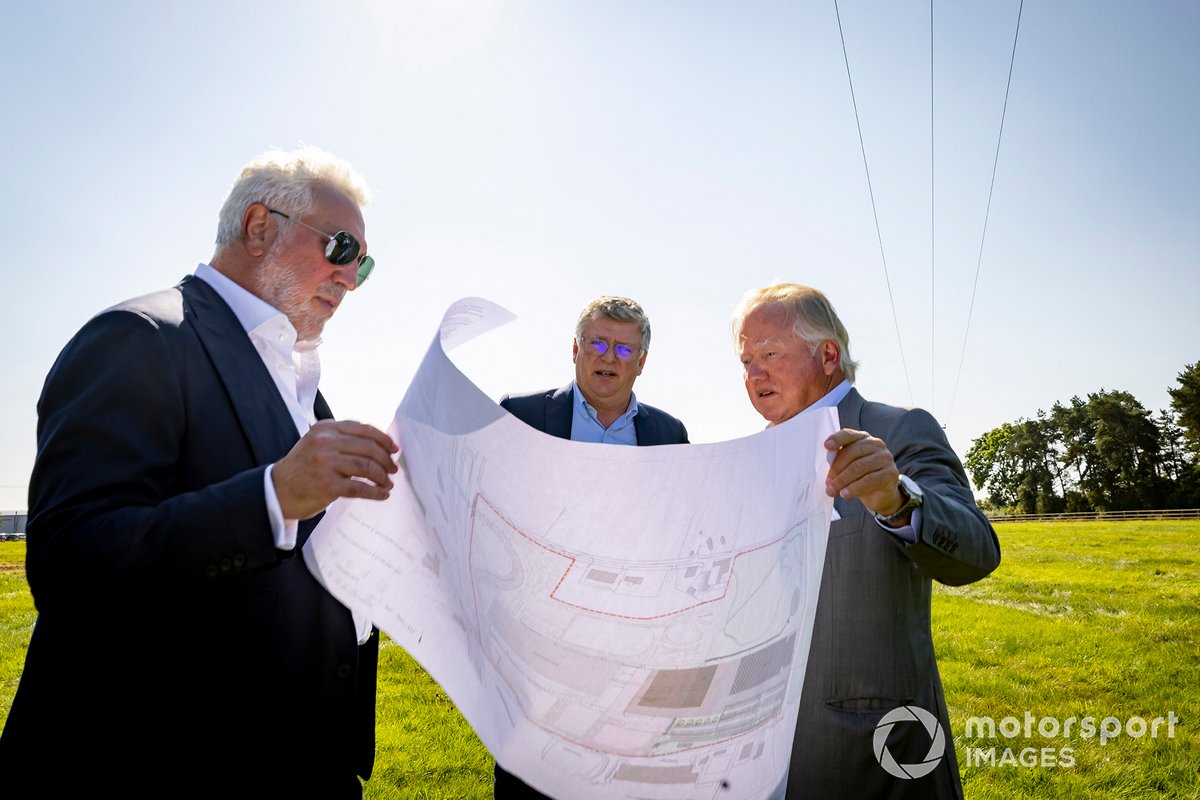 Lawrence Stroll, propriétaire d'Aston Martin F1, Otmar Szafnauer, team principal, Aston Martin F1, et Anthony Bamford, président de JCB