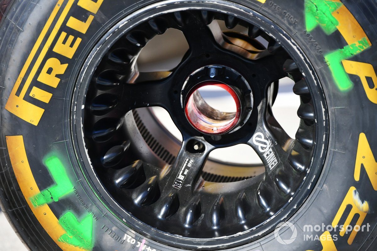 Formel-1-Felge mit Pirelli-Reifen