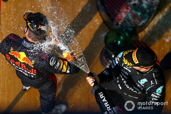 Podio: ganador Max Verstappen, Red Bull Racing, tercer lugar Valtteri Bottas, Mercedes