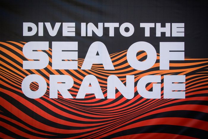 Letrero: sumérgete en el mar naranja