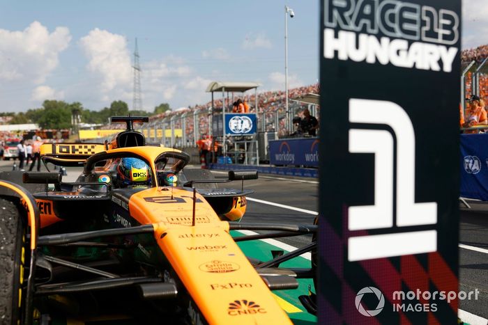 Oscar Piastri, McLaren MCL38, 1ª posición, llega a Parc Ferme