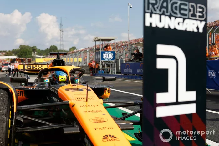 Oscar Piastri, McLaren MCL38, 1ª posición, llega a Parc Ferme