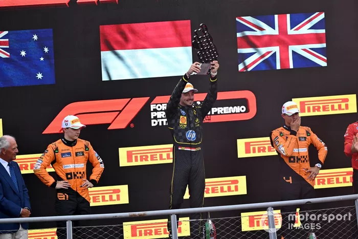 Charles Leclerc, Scuderia Ferrari, 1ª posición, levanta el trofeo en señal de celebración