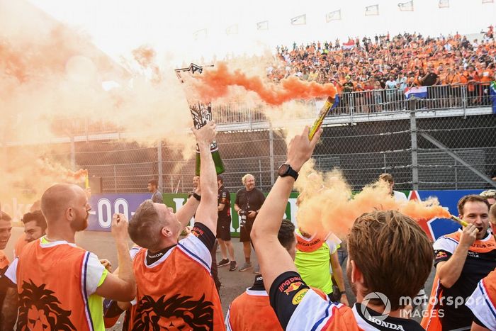 El equipo de Red Bull celebra la victoria de Max