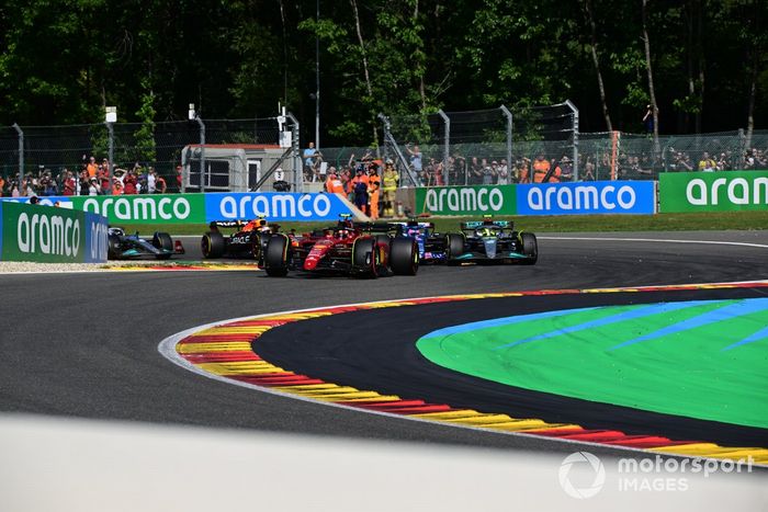 Carlos Sainz, Ferrari F1-75, mientras Lewis Hamilton, Mercedes W13 y Fernando Alonso, Alpine A522, hacen contacto