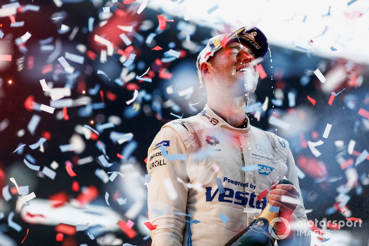 Stoffel Vandoorne, Mercedes-Benz EQ, festeggia con lo champagne dopo aver conquistato i titoli del campionato del mondo