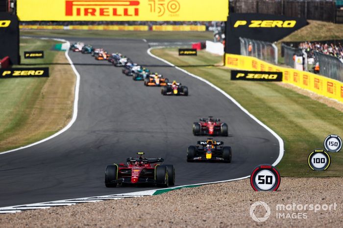 Carlos Sainz, Ferrari F1 75, Max Verstappen, Red Bull Racing RB18, Charles Leclerc, Ferrari F1 75