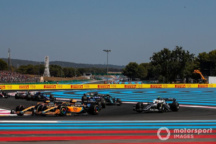 Daniel Ricciardo, McLaren MCL36, lucha con Lando Norris, McLaren MCL36, por delante de Yuki Tsunoda, AlphaTauri AT03, Sebastian Vettel, Aston Martin AMR22, el resto del campo en la salida