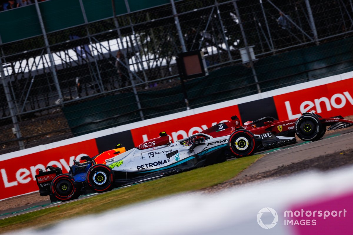 Lewis Hamilton, Mercedes W13, si scontra con Charles Leclerc, Ferrari F1-75 e Sergio Perez, Red Bull Racing RB18