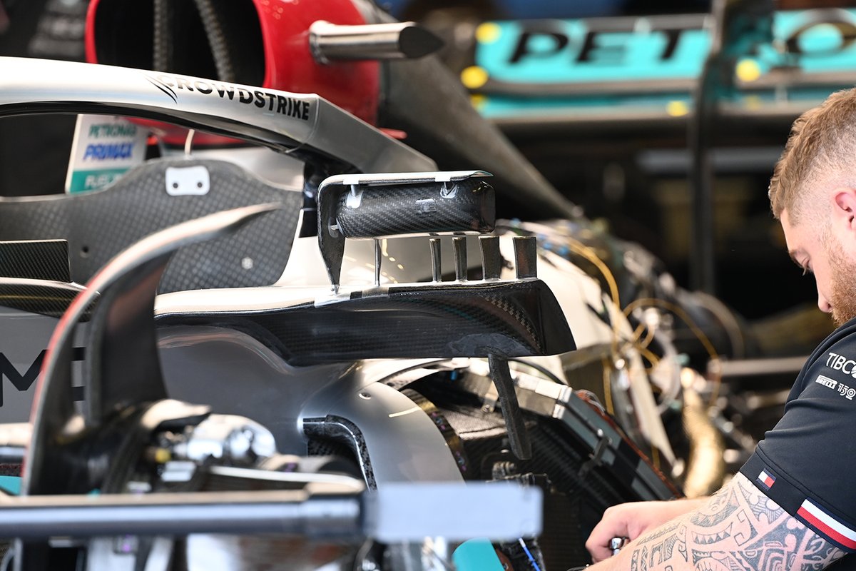 Detalle de la zona de los espejos del Mercedes W13