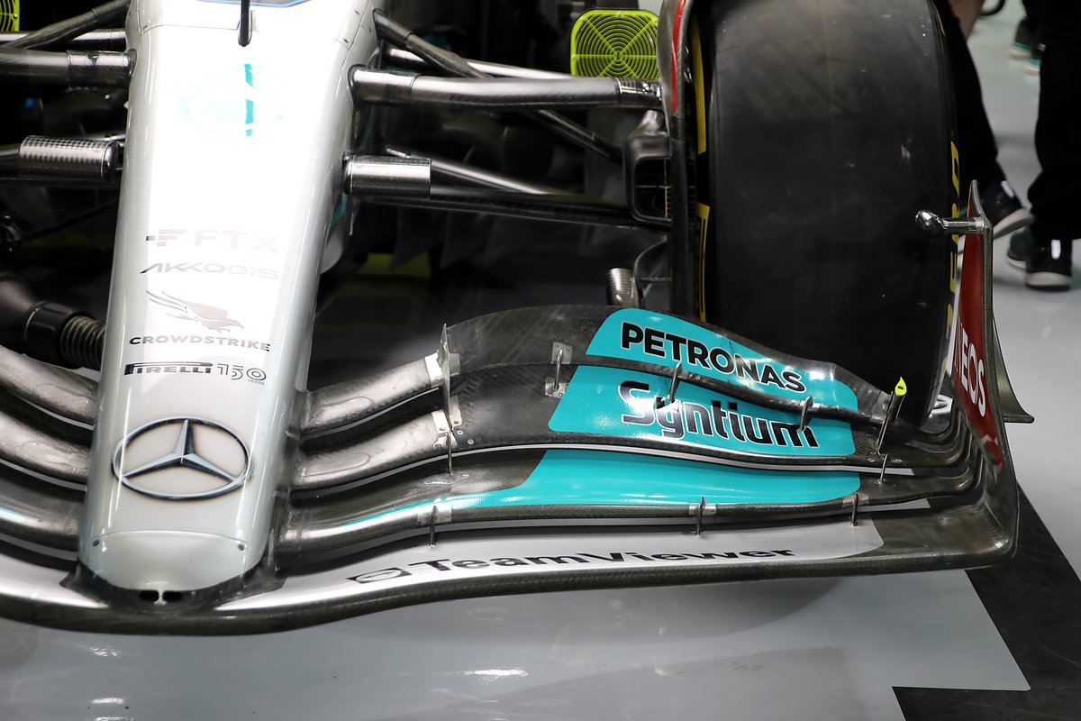 Detalle del alerón delantero del Mercedes W13
