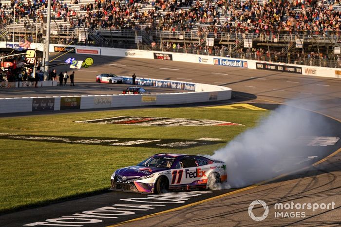 Ganador Denny Hamlin, Joe Gibbs Racing, FedEx Express Toyota Camry