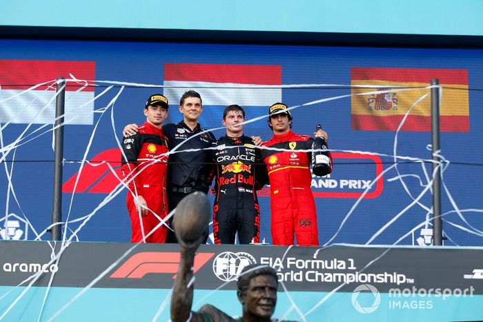 Podio: segundo lugar Charles Leclerc, Ferrari, ganador Max Verstappen, Red Bull Racing, tercer lugar Carlos Sainz, Ferrari