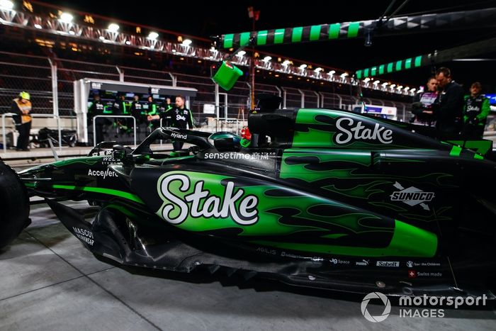 Valtteri Bottas, Stake F1 Team KICK Sauber C44, sale del garaje