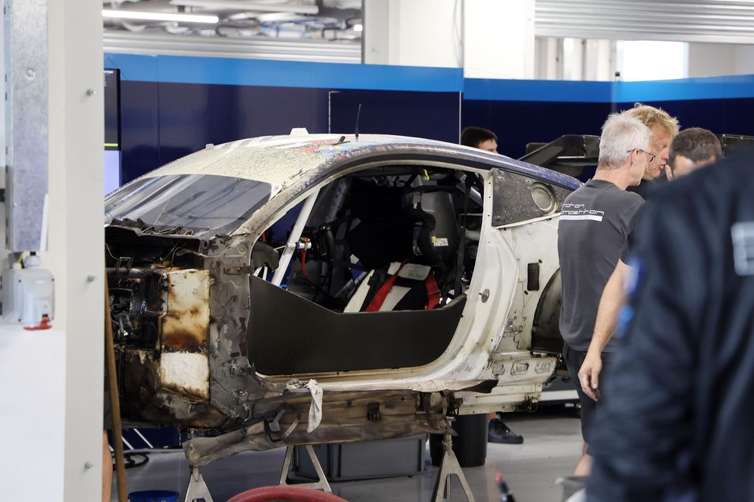 #77 Proton Competition Ford Mustang LMGT3: Bernardo Sousa, Ben Tuck, Benjamin Barker después del incendio