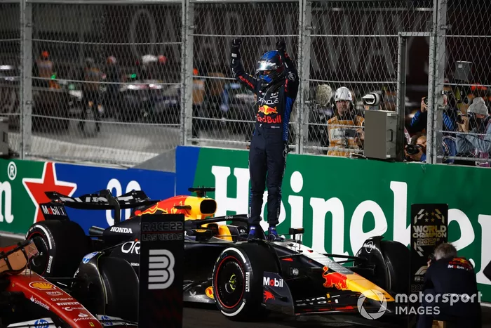 Le champion du monde Max Verstappen, Red Bull Racing célèbre au Parc Ferme 