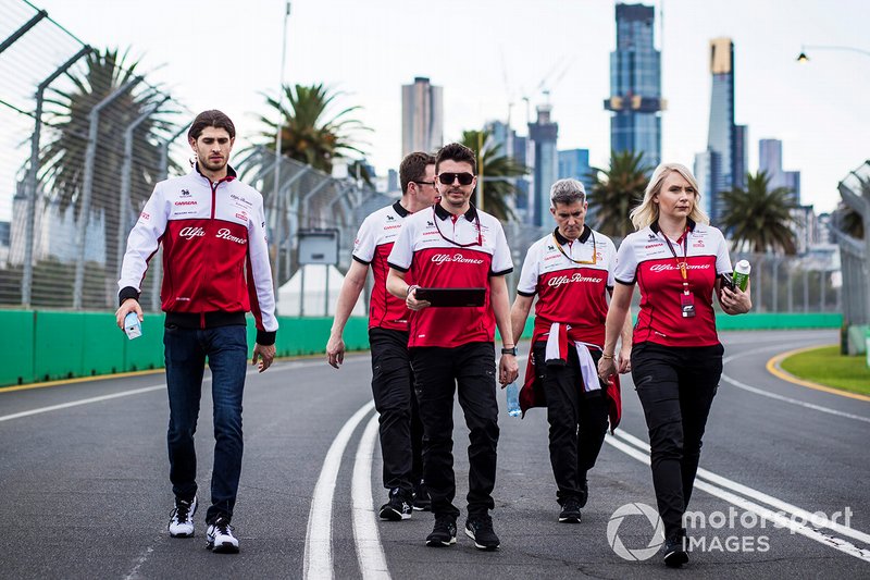 Antonio Giovinazzi, Alfa Romeo cammina in pista con i membri del team