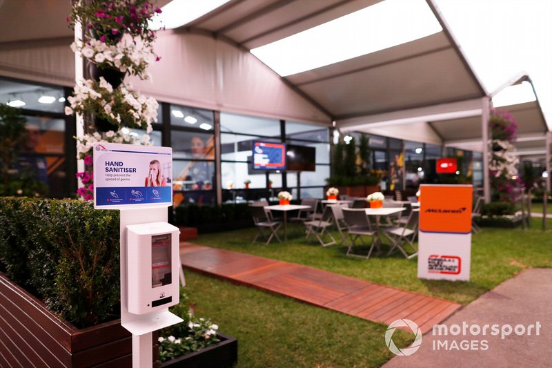 Dispensador de desinfectante de manos fuera del área de hospitalidad vacío de McLaren en el paddock