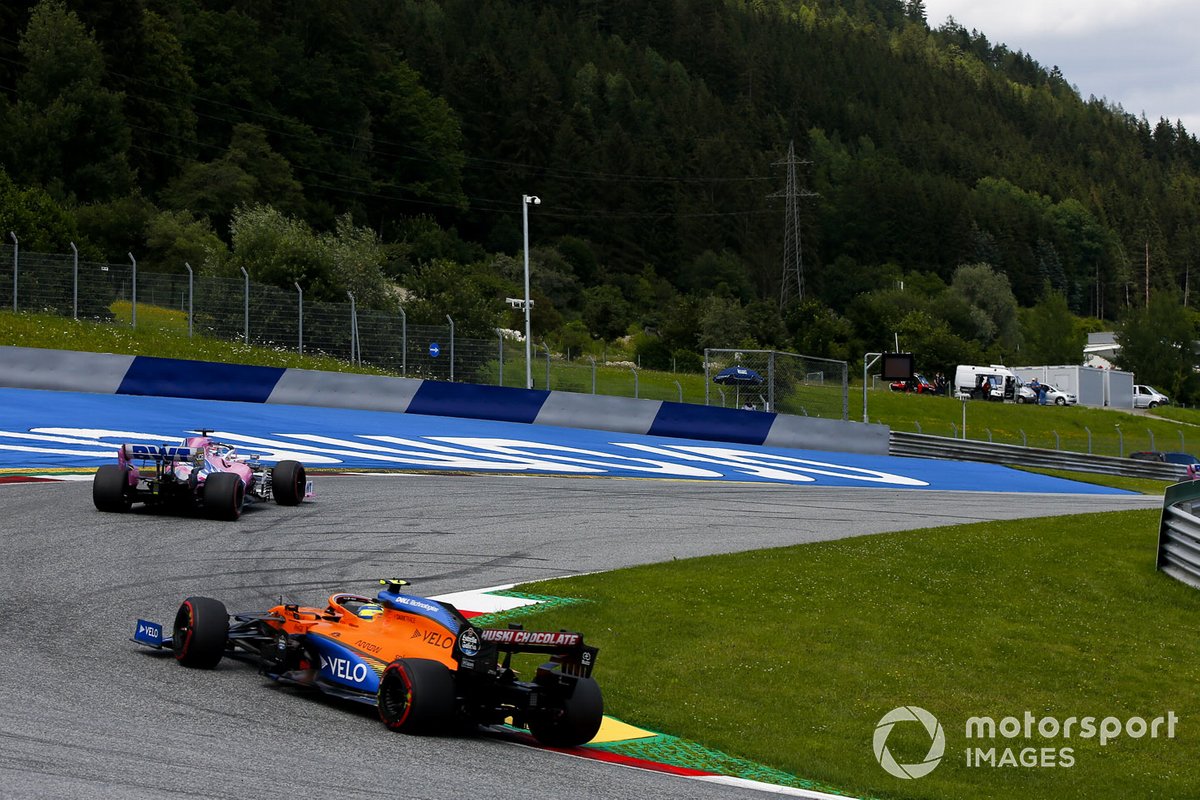 Sergio Perez, Racing Point RP20, precede Lando Norris, McLaren MCL35