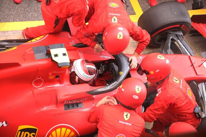 Charles Leclerc, Ferrari SF1000 en pits por un problema en su monoplaza 