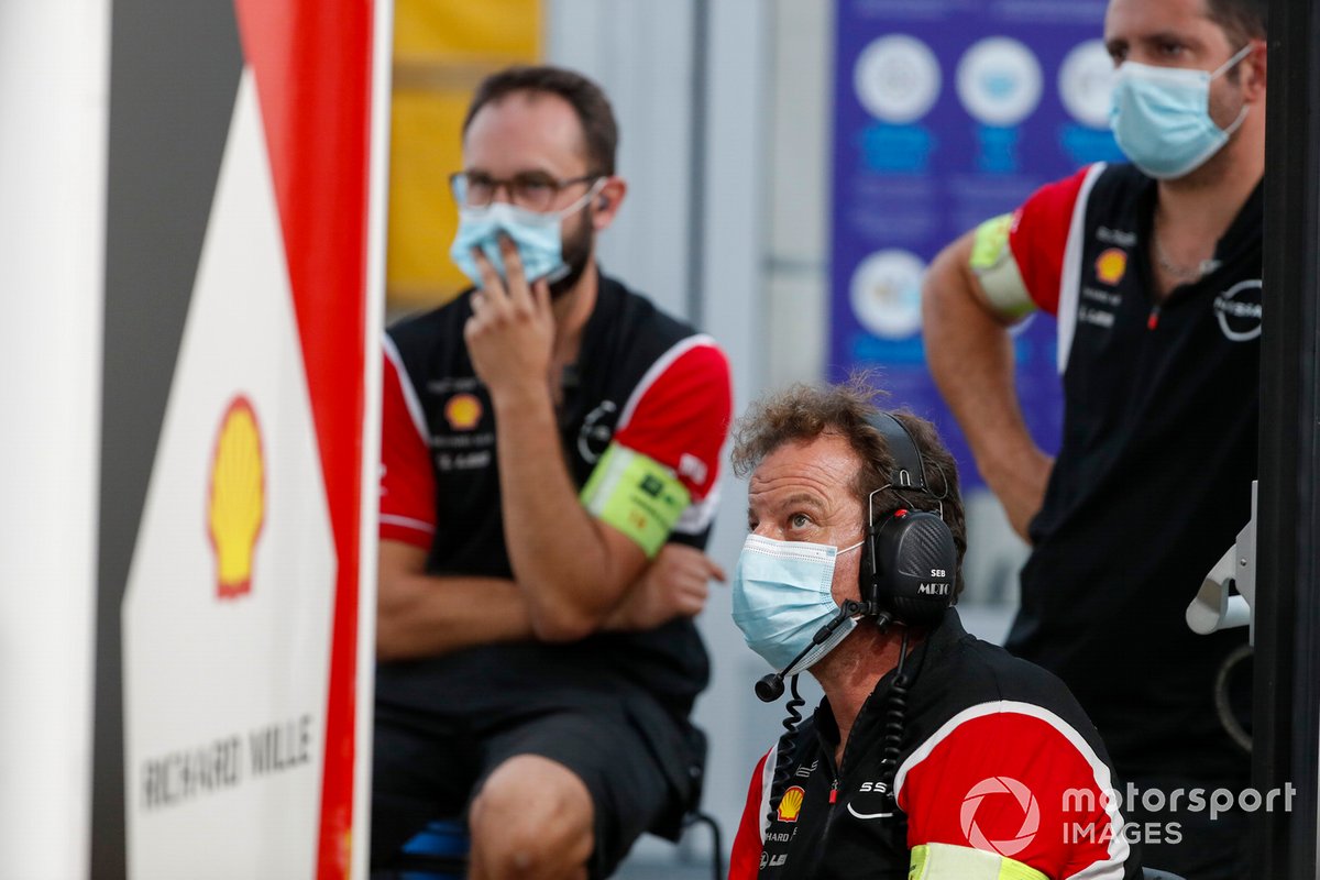 Los miembros del equipo Nissan e.Dams en el garaje