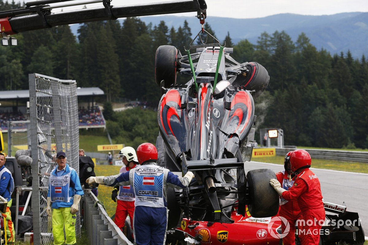 Los comisarios retiran los coches de Fernando Alonso, McLaren MP4-30 Honda y Kimi Raikkonen, Ferrari SF-15T, tras su accidente