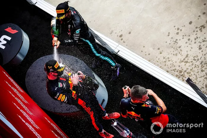 Podio: ganador de la carrera Max Verstappen, Red Bull Racing, segundo lugar Lewis Hamilton, Mercedes AMG F1