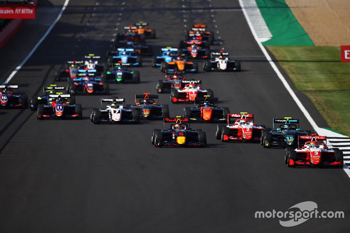 Salida de la F3 en Silverstone