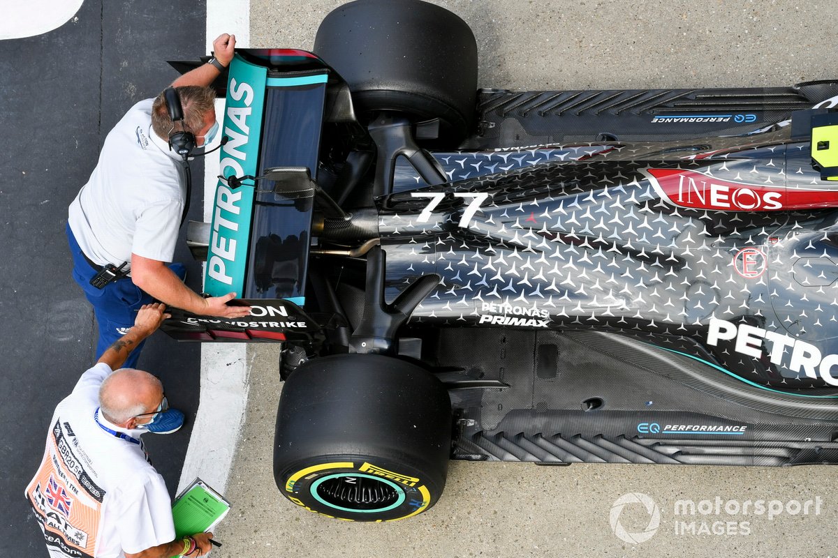 I commissari tecnici spostano la vettura di Valtteri Bottas, Mercedes F1 W11, nel Parc Ferme dopo le qualifiche