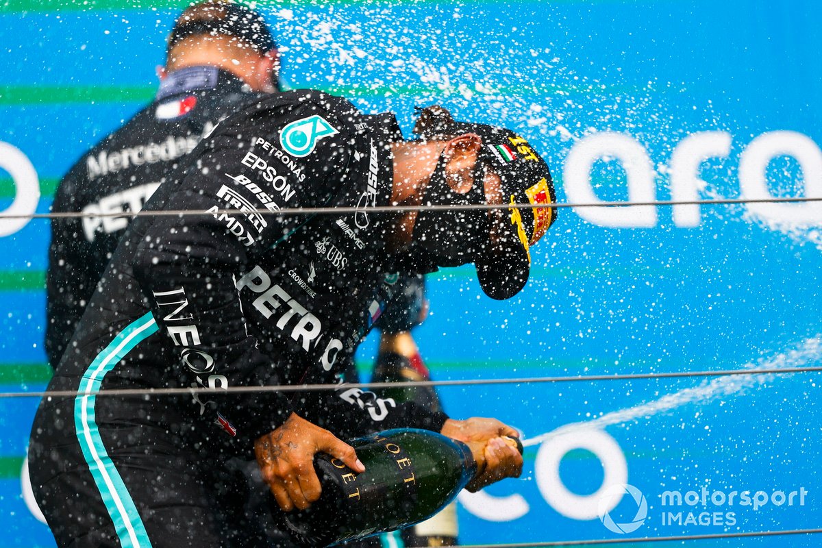Il vincitore della gara Lewis Hamilton, Mercedes-AMG Petronas F1 sul podio