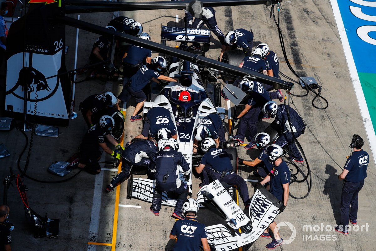 Daniil Kvyat, AlphaTauri AT01, cambia l'ala frontale nei box