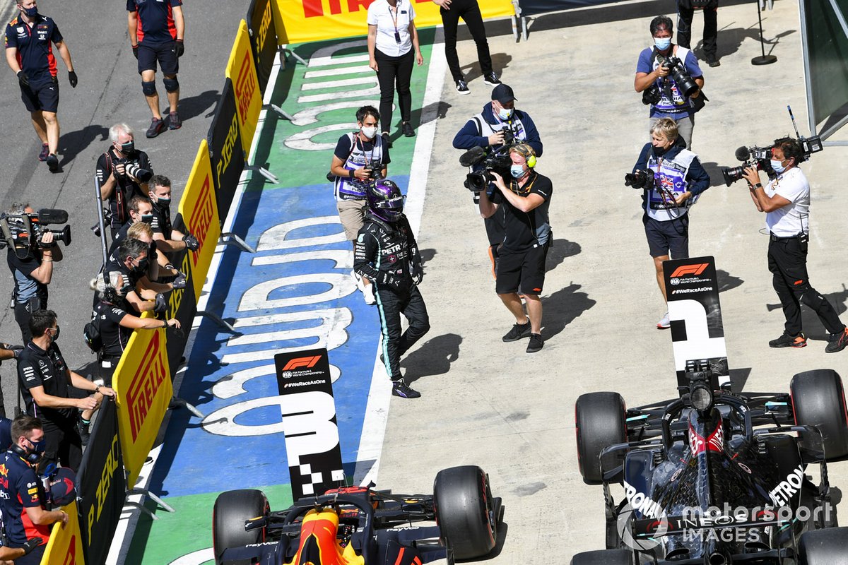 Lewis Hamilton, Mercedes-AMG F1, festeggia nel parc ferme dopo aver conquistato la pole