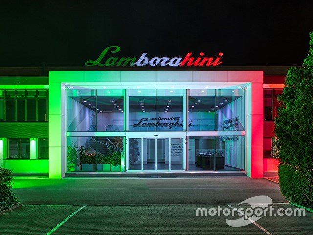 Le mascherine prodotte dalla Lamborghini per l'Ospedale Sant'Orsola di Bologna