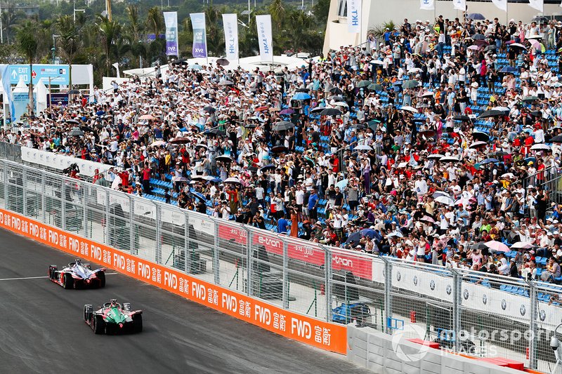Lucas Di Grassi, Audi Sport ABT Schaeffler, Audi e-tron FE05, follows Jérôme d'Ambrosio, Mahindra Racing, M5 Electro