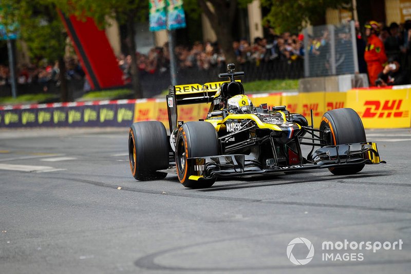 Demonstration with Guanyu Zhou, Renault F1 Team