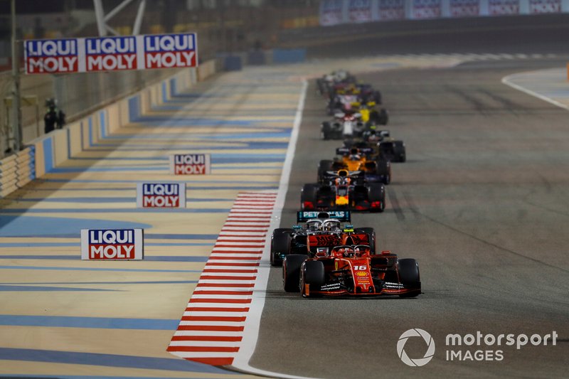 Charles Leclerc, Ferrari SF90, Lewis Hamilton, Mercedes AMG F1 W10, y Max Verstappen, Red Bull Racing RB15