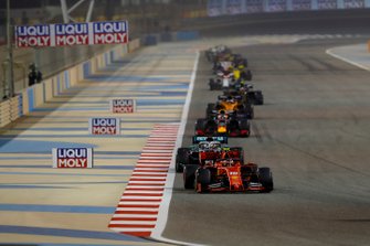 Charles Leclerc, Ferrari SF90, voor Lewis Hamilton, Mercedes AMG F1 W10, en Max Verstappen, Red Bull Racing RB15