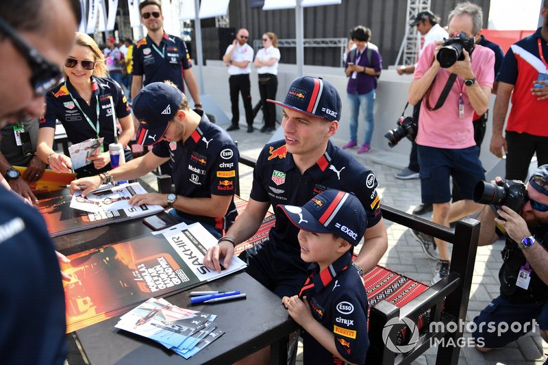 Pierre Gasly, Red Bull Racing, e Max Verstappen, Red Bull Racing, firmano autografi ai fan