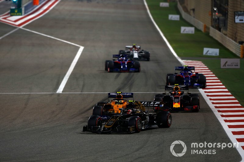 Kevin Magnussen, Haas F1 Team VF-19, leads Lando Norris, McLaren MCL34, Pierre Gasly, Red Bull Racing RB15, and Alexander Albon, Toro Rosso STR14
