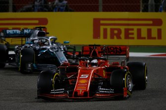 Sebastian Vettel, Ferrari SF90, voor Lewis Hamilton, Mercedes AMG F1 W10