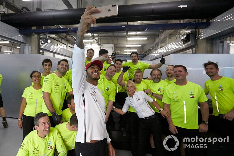Il vincitore Lewis Hamilton, Mercedes AMG F1, festeggia con il team